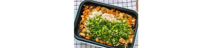豚肉に火が通ったら、ご飯、小ねぎを加えて炒め合わせる。
