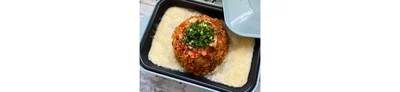 ホットプレートの真ん中にチャーハンを丸くのせる。