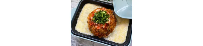 ホットプレートの真ん中にチャーハンを丸くのせる。