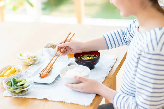 マナー的にありorなし？ご飯の上におかずをのせて食べる行為