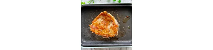油は拭き取らずに、塩·コショウをふった鶏肉を皮目から入れ、中温で熱する。