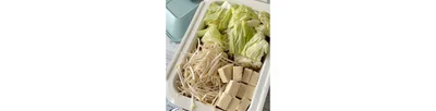 キャベツ、もやし、食べやすい大きさに切った豆腐を入れてフタをする。