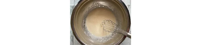 ボウルに卵、牛乳、砂糖、溶かしバターを加えて泡立て器でよく混ぜる。