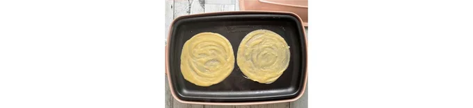 ホットプレートを低温で熱し、サラダ油を塗る。