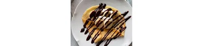 焼いた生地の上にホイップクリームと輪切りにしたバナナを飾る。