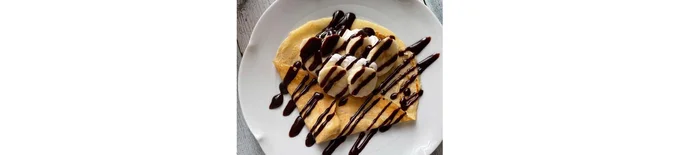 焼いた生地の上にホイップクリームと輪切りにしたバナナを飾る。