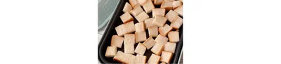 ホットプレートに食パンを敷き詰める。