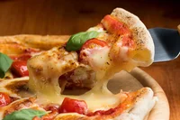 手で食べるイメージのピザ。本場イタリアのナイフ&フォークスタイルを知っておこう
