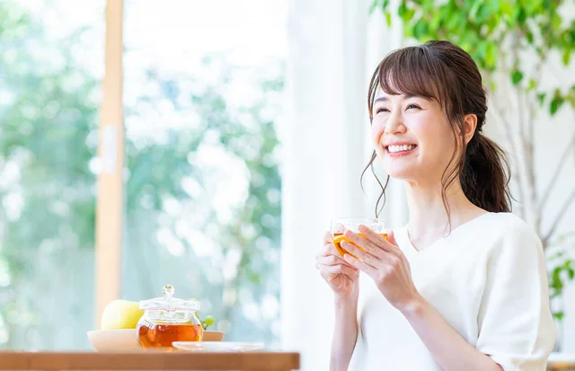 「どうぞ」とすすめられたら遠慮なく。お茶をいただく際のマナーをチェック！