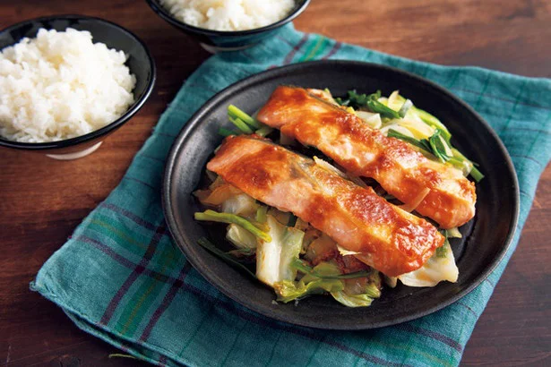 旬の鮭はレンジで手軽に！ 具材も調味料も「重ねてチン」でごはんが進む2品 