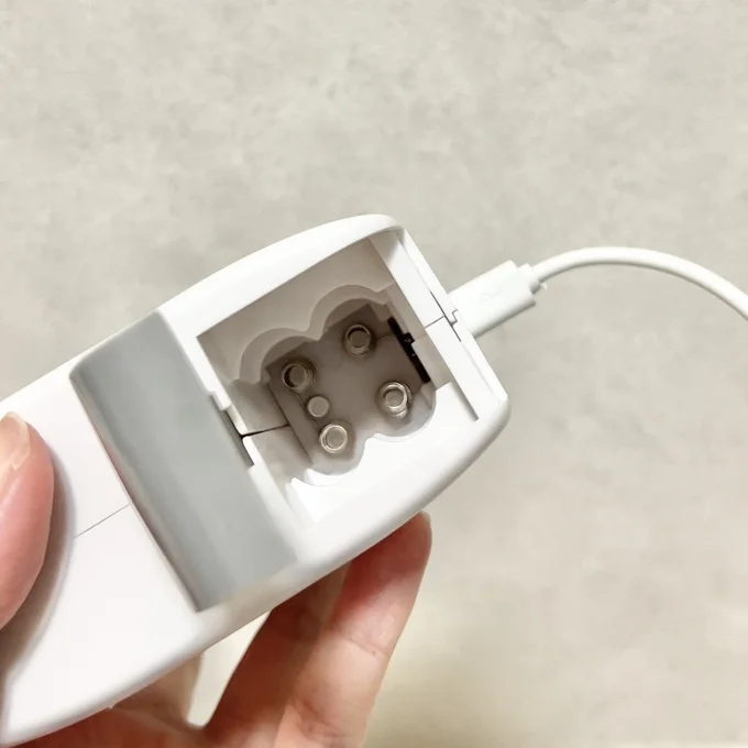 電池でもUSBからの給電でも使用可能