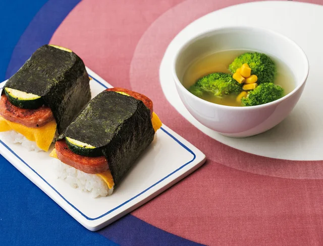 【JA全農米穀部オススメ】野菜スープを添えて栄養バランスもばっちりの「スパムおにぎらず」