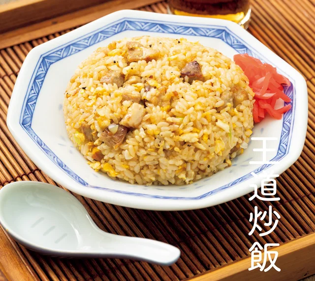 【今夜はコレで優勝していくわね】パラパラすぎて一苦労!? 油作りが大切な、とっくん流「王道炒飯」／ビールめし2（1）