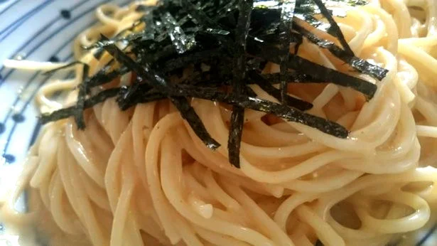 明太子パスタにはやっぱり海苔！ なのだが、海苔はついてこないので、自宅にあった海苔をハサミでひたすらカット