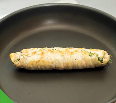 転がしながら表面を焼き固めていく