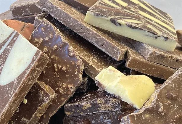 以前紹介した同ショップの割れチョコ。非常に分厚くて食べ応えアリ!