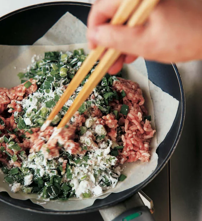 春巻きの皮の上でひき肉とにらをミックスすれば手が汚れない