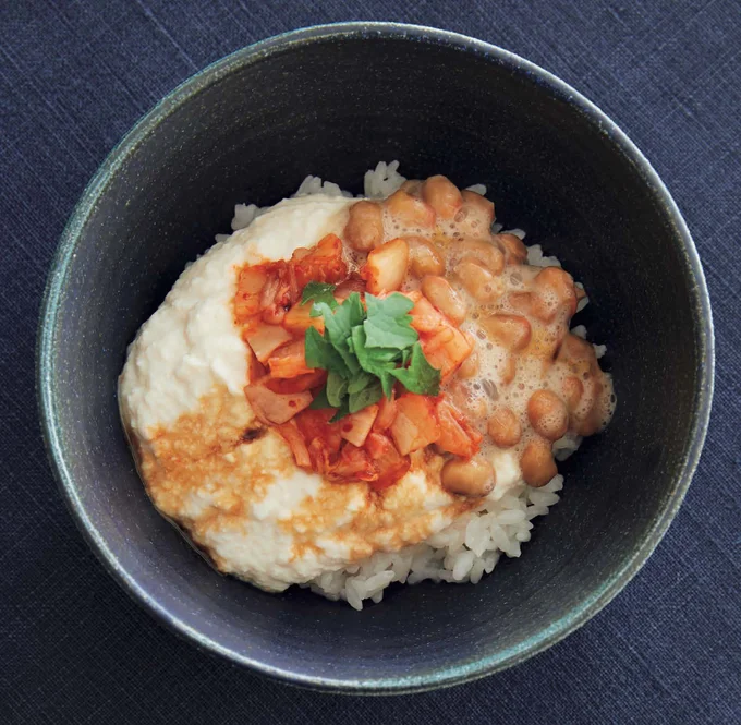 ふわふわの豆腐を納豆をご飯にのせて丼に