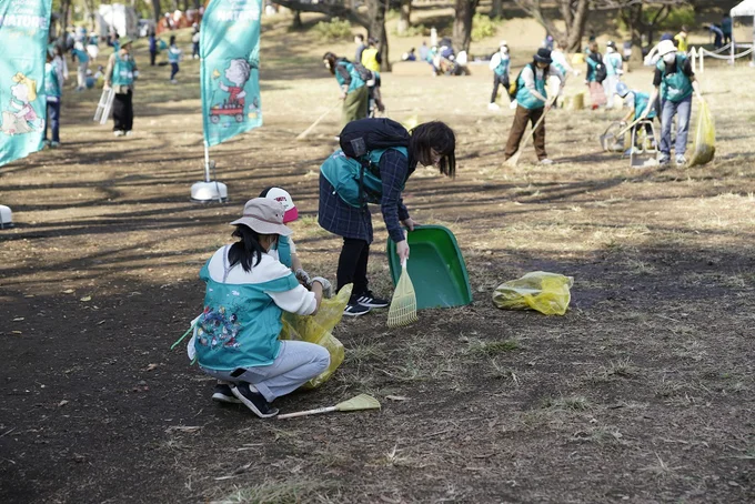 参加者はビブスをつけてゴミ拾い!
