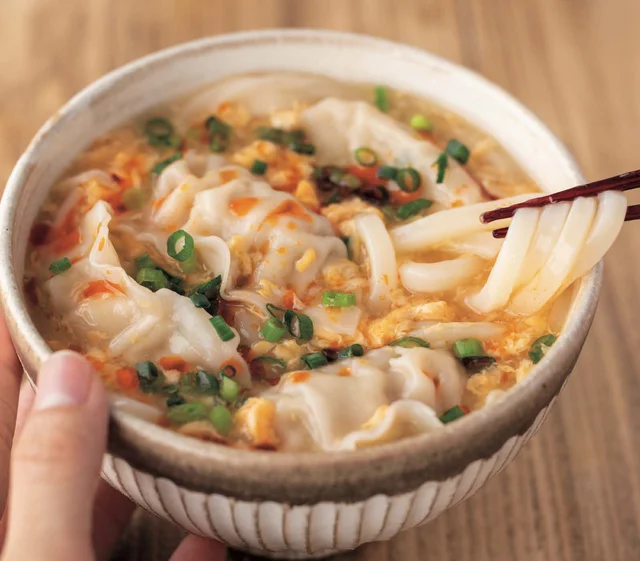 【冷凍餃子＆冷凍うどん】172万人が推す人気管理栄養士もあいかすみさんの「餃子サンラータンうどん」