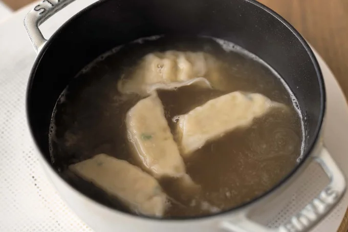 冷凍餃子を具にしたスープで、うどんの満足度がアップ