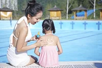 ついに学校のプールでも日焼け止め解禁！ 子どもの皮膚を守るために大切な紫外線対策