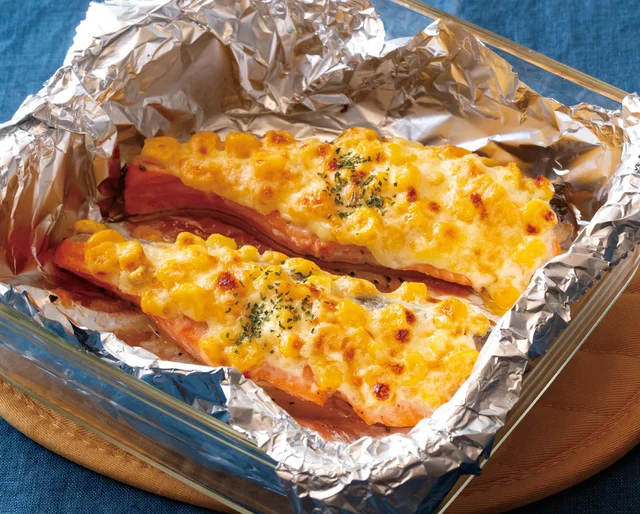 【給食の先生のレシピ】具をのせてオーブンで焼くだけ！子どもが食いつく、鮭のマヨコーン焼き／給食の先生がつくる家族に愛されごはん（5）