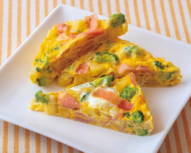 【給食の先生のレシピ】野菜たっぷり＆簡単レンジ調理が嬉しい、栄養爆弾スパニッシュオムレツ／給食の先生がつくる家族に愛されごはん（8）