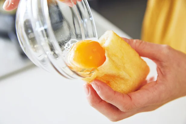 卵は小さめの容器に1個ずつ割っておくと、油揚げに入れやすい