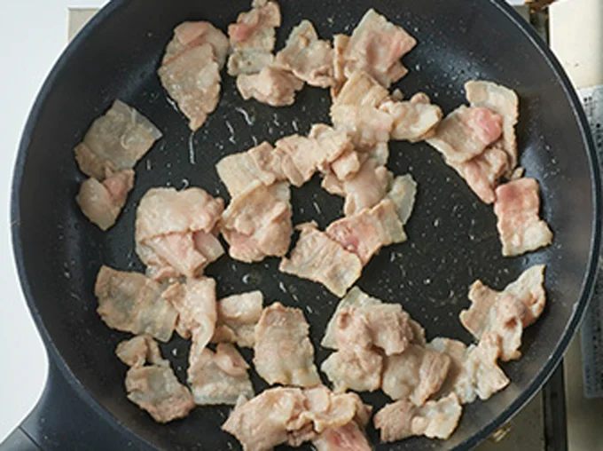 フライパンに油を熱し、豚肉を入れる