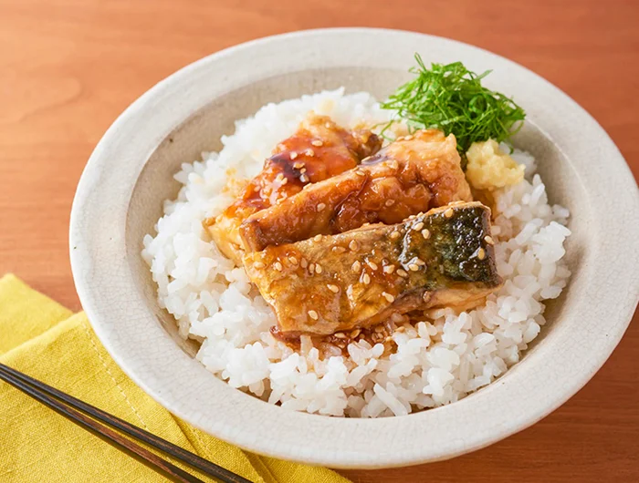 いつもの塩サバで作る簡単アレンジメニュー「サバの蒲焼き丼」／とびきり美味しい疲れ果てごはん（4）