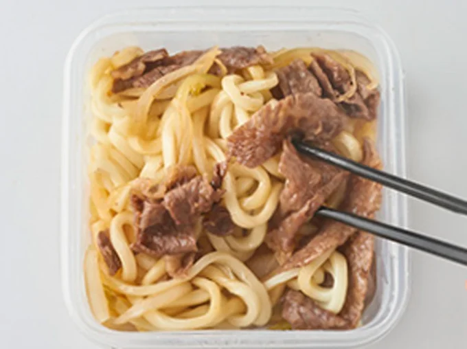 よく混ぜ、お好みで卵黄を落とす