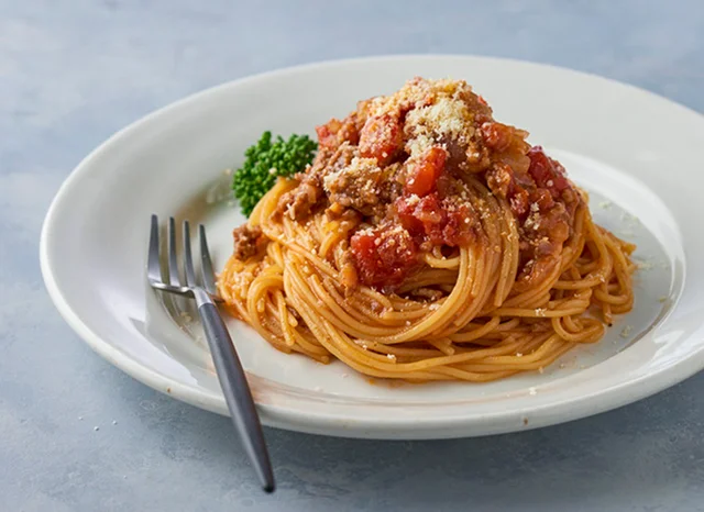 全部入れてレンジで10分。「ミートソースパスタ」がコクうま！／とびきり美味しい疲れ果てごはん（6）