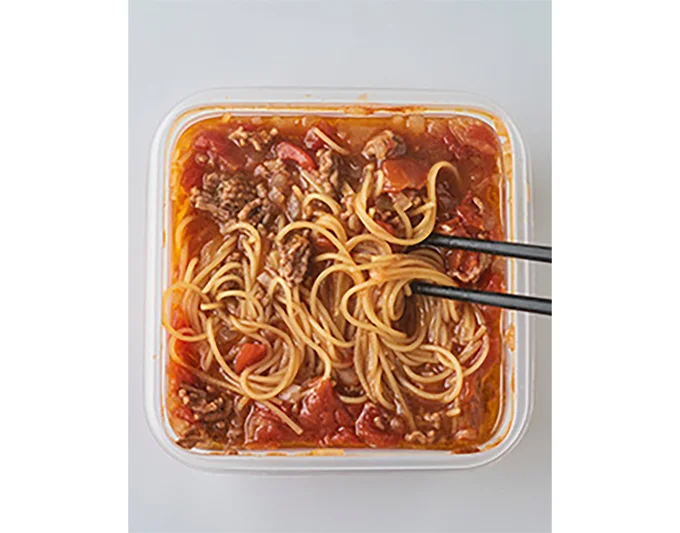 お好みで粉チーズとパセリをふりかける