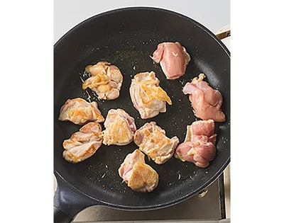 鶏肉を皮目から入れて中火で焼き色をつける