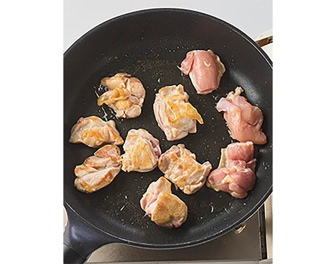 鶏肉を皮目から入れて中火で焼き色をつける