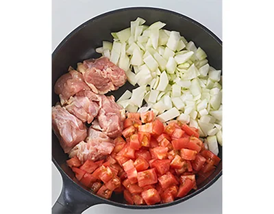 フライパンに材料を入れる