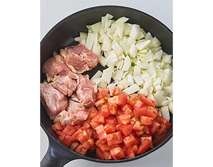 フライパンに材料を入れる