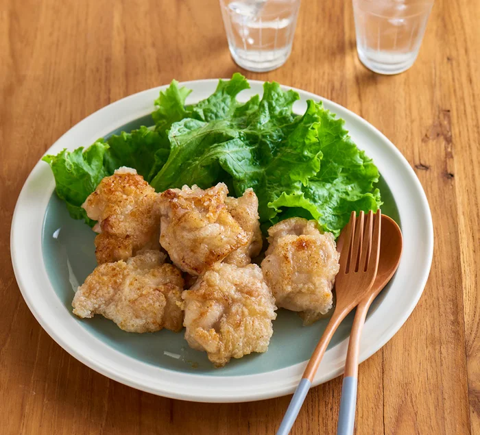 まな板も包丁も不要。サクじゅわ〜な食感の「レモンペッパーチキン」／とびきり美味しい疲れ果てごはん（9）