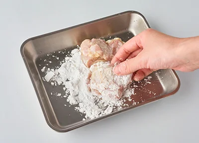 片栗粉はまんべんなく薄くまぶすとカリッと仕上がる