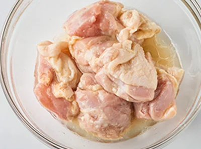 片栗粉をまんべんなく薄くまぶす
