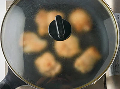 弱めの中火で4～5分蒸し焼きにする。