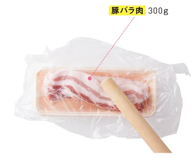 豚肉はラップをかぶせてめん棒などでたたく