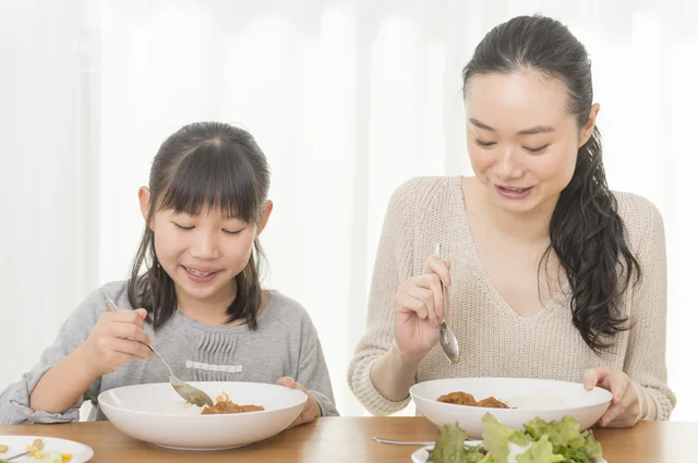 毎日子どもが家にいる ママの頭を悩ませる夏休みの お昼ご飯 事情 レタスクラブ