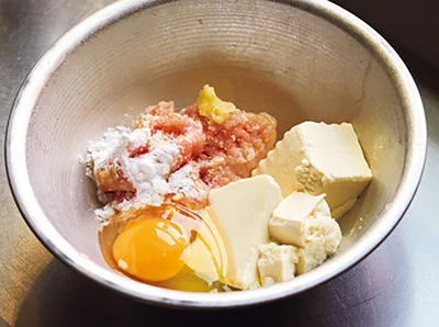 豆腐を握りつぶすようにくずし、粘りが出るまで練って