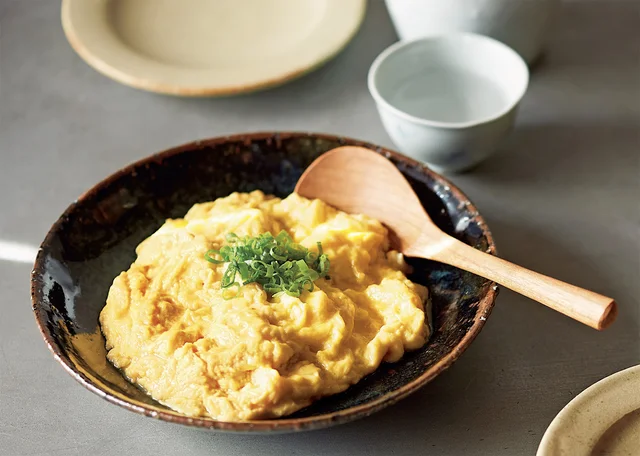 だし汁で日本酒が進む。スプーンであつあつをすくっていただく「巻かないだし巻き卵」／47歳、ゆる晩酌はじめました。（2）