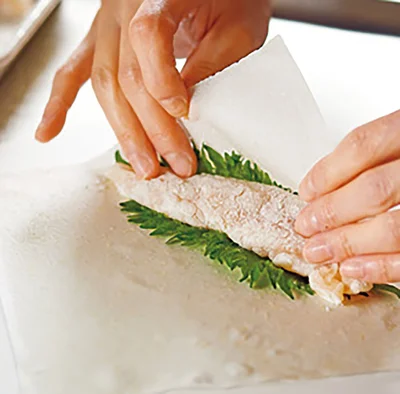 春巻きの皮でしっかり包むことで蒸し揚げになり、肉もしっとり