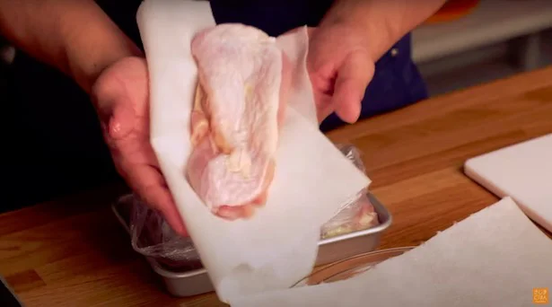 鶏肉をペーパーの上に広げ、丁寧に拭いていきます