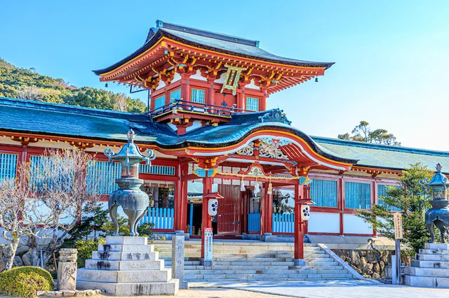 まずは神様に自己紹介。初詣で願いを届ける参拝の作法【年末年始のマナー】
