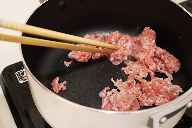 豚ひき肉をポロポロになるまで炒めます